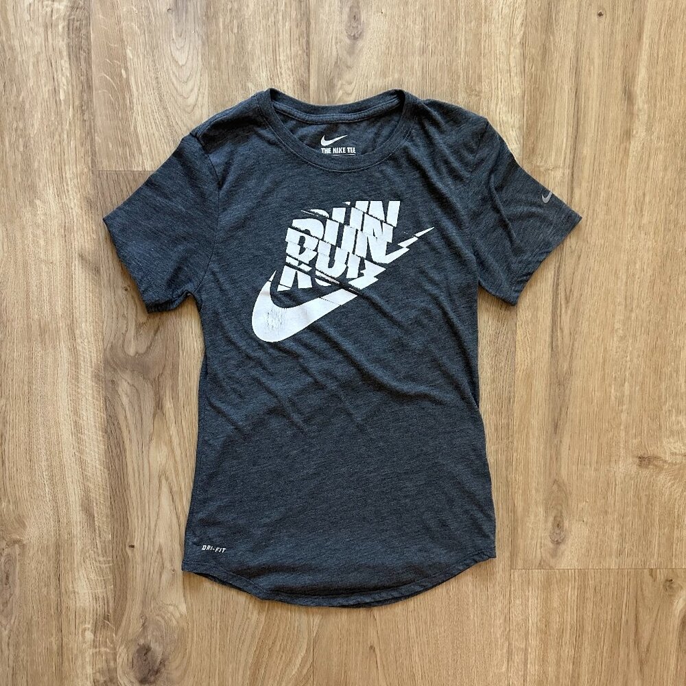 Nike The Nike Tee Dri-Fit Run Swoosh in Grey - XS